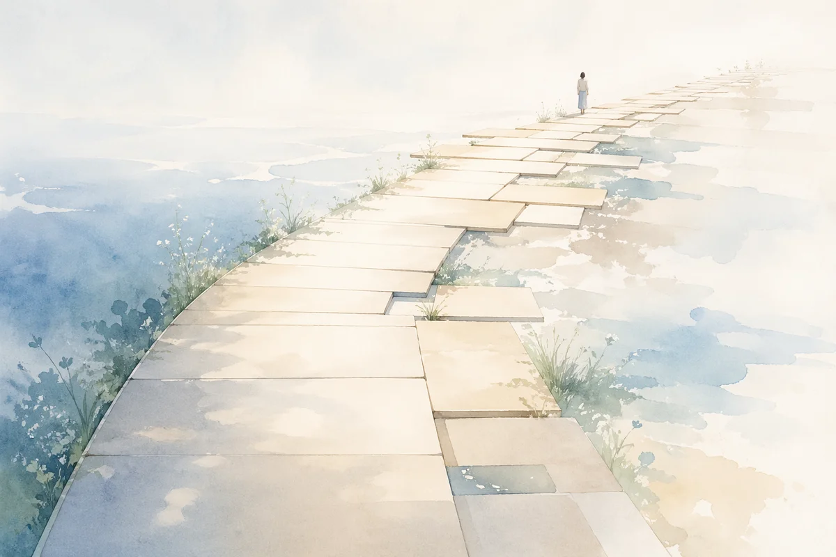 奥へ続く敷石の通路が少しずつ不揃いになり、先の見えにくさを静かに映す淡いイラスト
